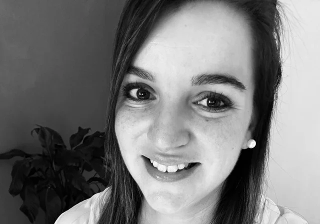 Foto profesional de Lic. Micaela Caballero, Lic. en Psicología especializada en Perinatalidad en San Carlos, Uruguay